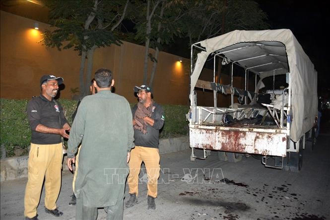 Lực lượng an ninh điều tra tại hiện trường một vụ đánh bom ở Quetta, Pakistan, ngày 8/8/2021. Ảnh: THX/ TTXVN.
