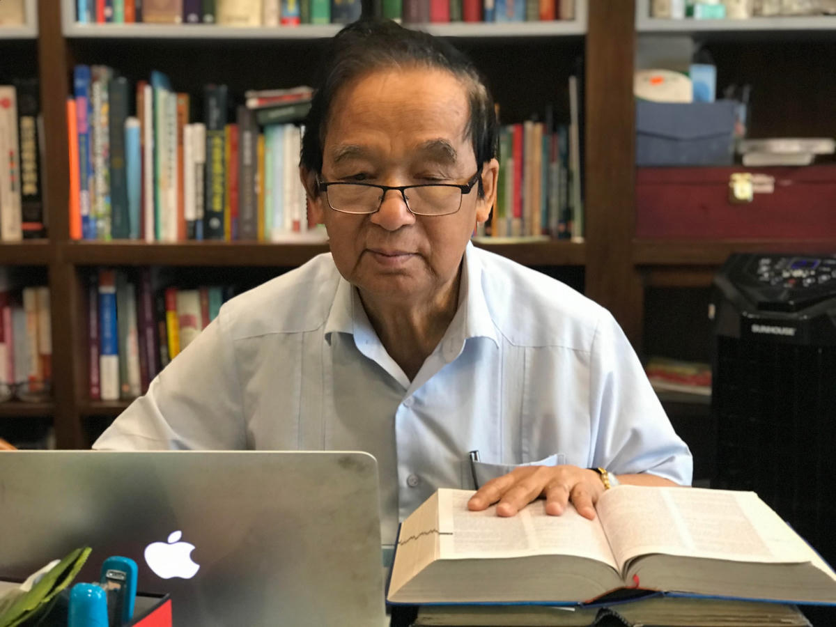 GS Nguyễn Lân Dũng miệt mài với công việc biên soạn từ điển. Ảnh: Nguyễn Thanh Bình.