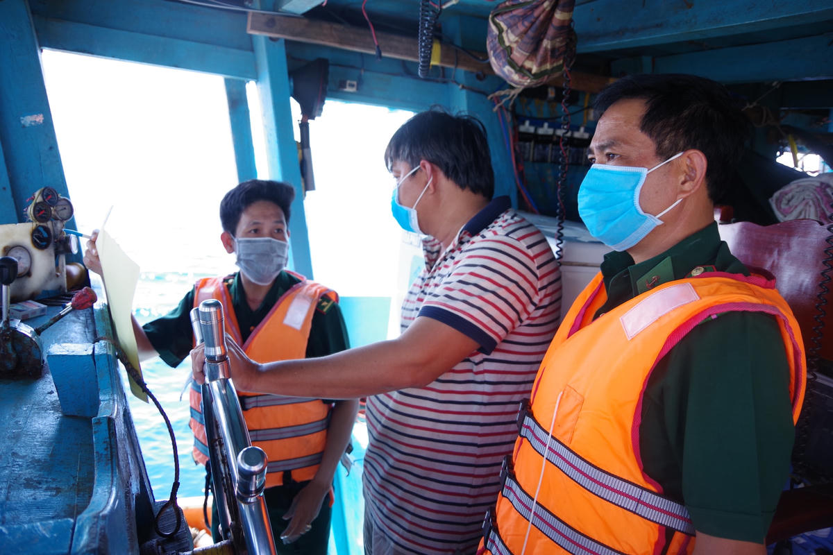  BĐBP Bà Rịa-Vũng Tàu tuyên truyền bầu cử và phòng dịch Covid-19 cho ngư dân. Ảnh: BSSBP.