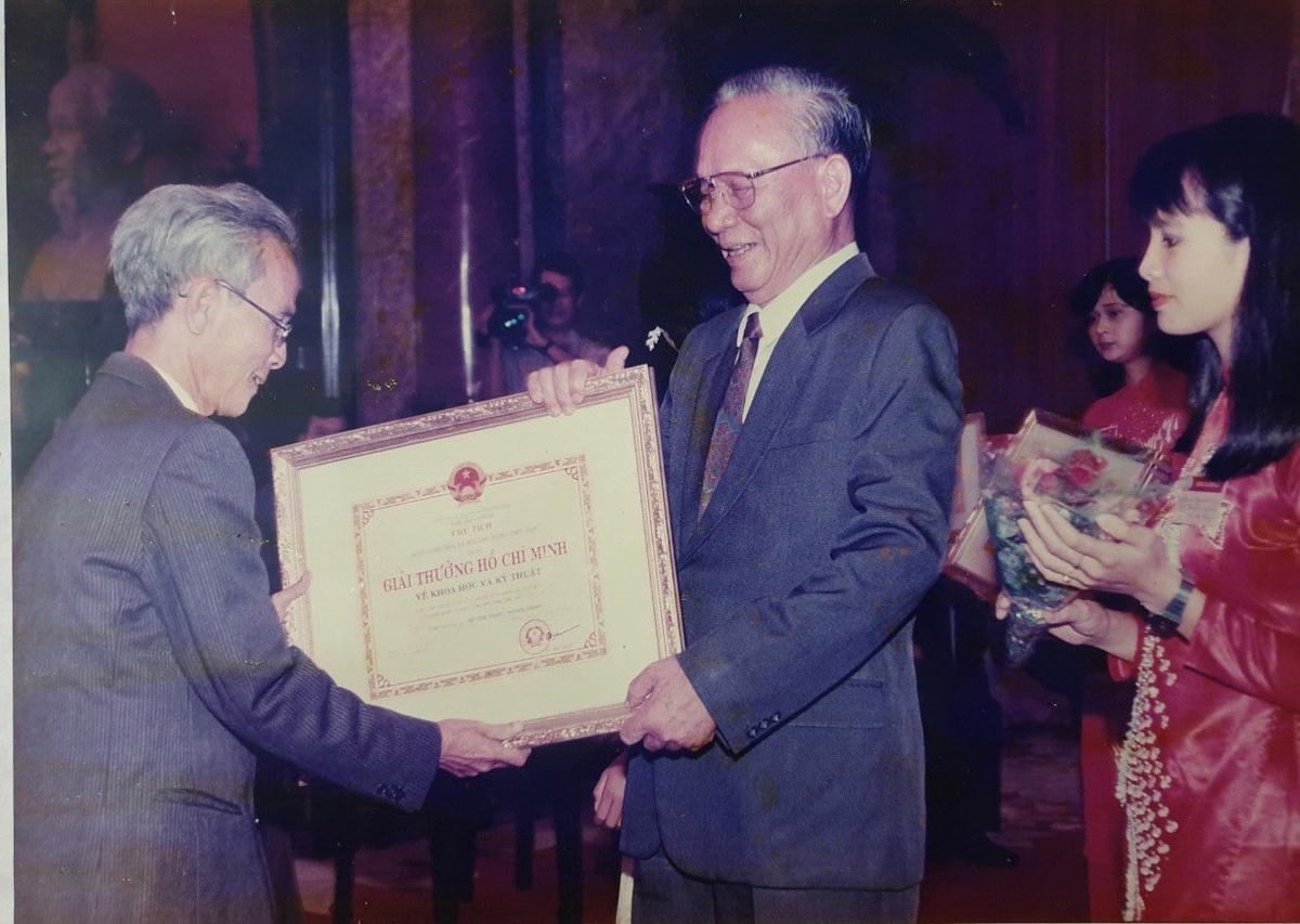 Nguyên Chủ tịch nước Lê Đức Anh trao Giải thưởng Hồ Chí Minh cho GS.VS Hồ Tôn Trinh.