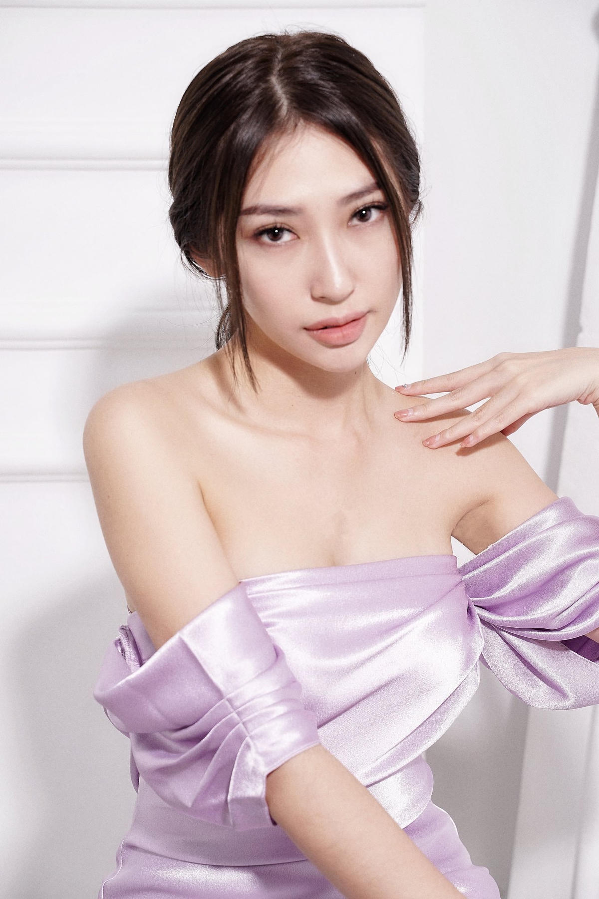 Khổng Tú Quỳnh ngọt ngào, quyến rũ trong chiếc đầm tím Pastel: “Mình chẳng phải là hoàng hôn, nhưng vẫn phải chiều thì mới có”.