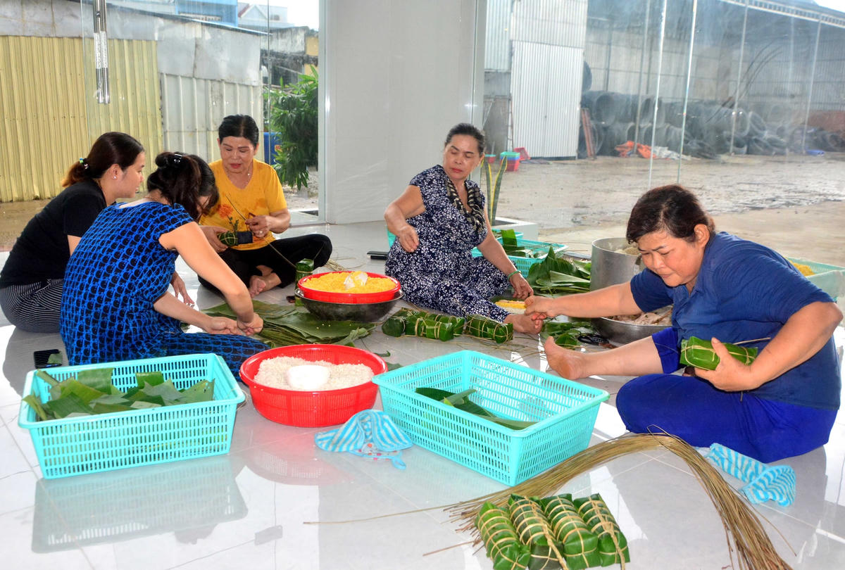 Có những chị em bỏ cả việc nhà đến gói cho xong mới về