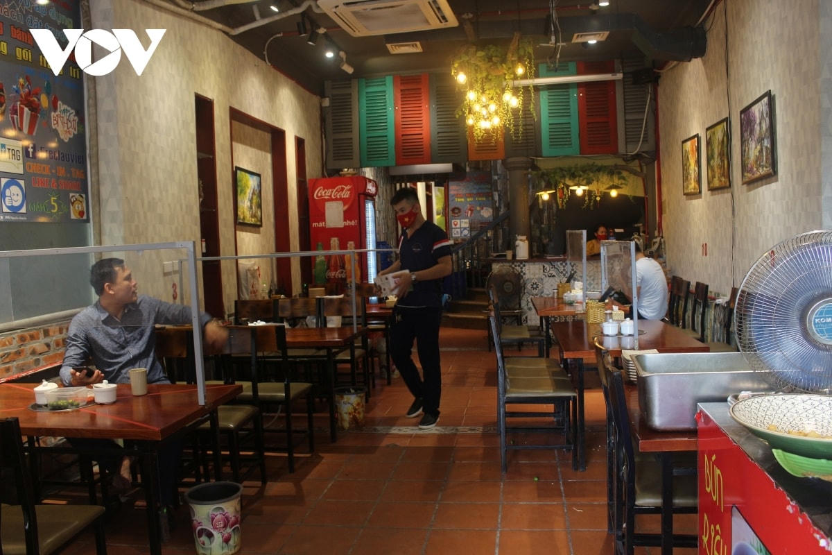 Chị Vân, chủ quán O Vân cho biết: "Trong thời gian đóng cửa, bản thân tôi, nhân viên và cả khách hàng cũng rất buồn. Nhiều khách tới mua đồ nhưng lại không có chỗ ngồi, có nhiều người phải biến công viên hoặc lề đường làm nơi ăn uống. Nay được mở cửa trở lại, khách hàng tới quán cũng vui vẻ hơn, bản thân tôi là người phục vụ cũng thấy rất phấn khởi". 