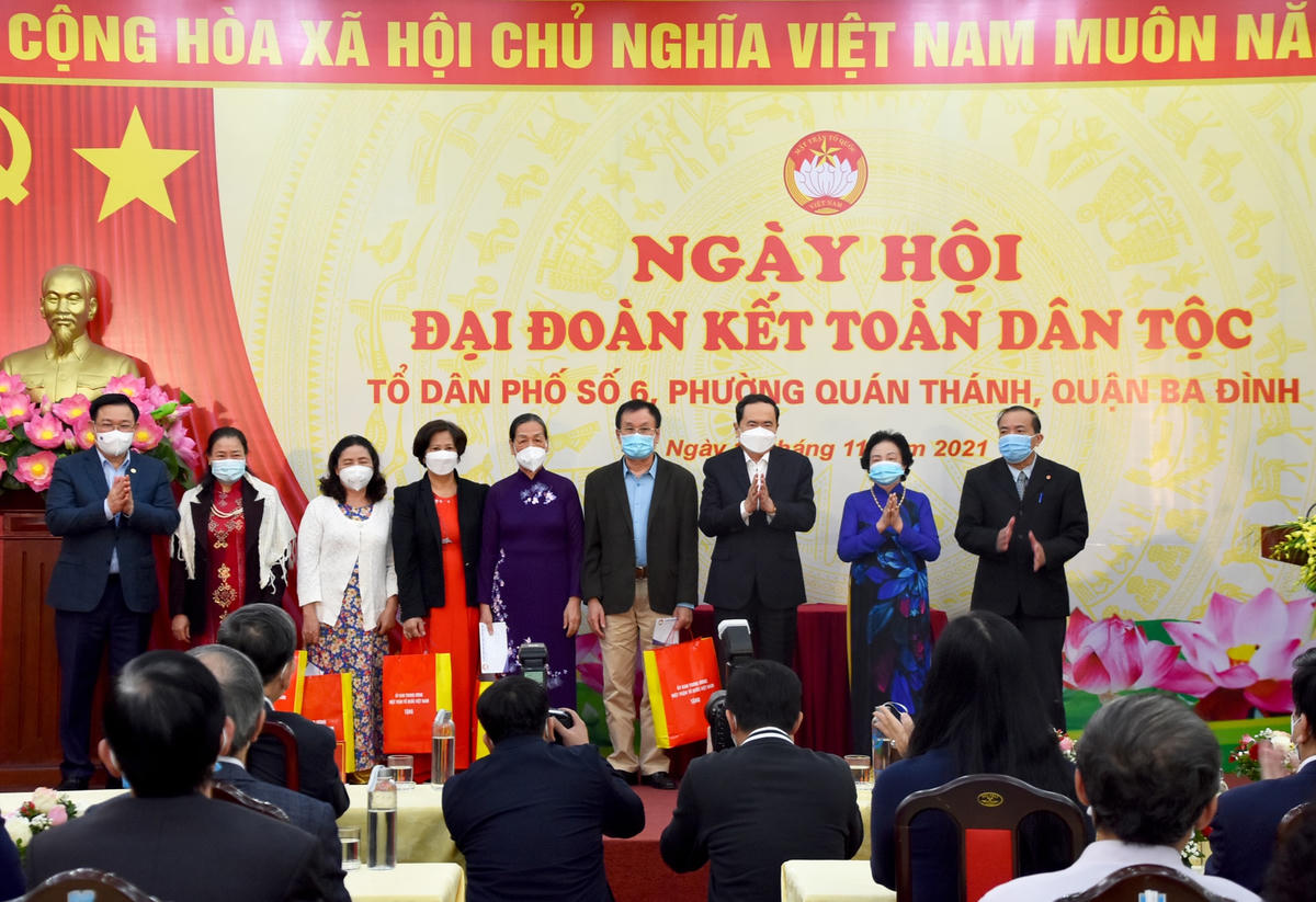 Chủ tịch Quốc hội Vương Đình Huệ, Phó Chủ tịch Thường trực Quốc hội Trần Thanh Mẫn tặng quà động viên nhân dân Tổ dân phố số 6.