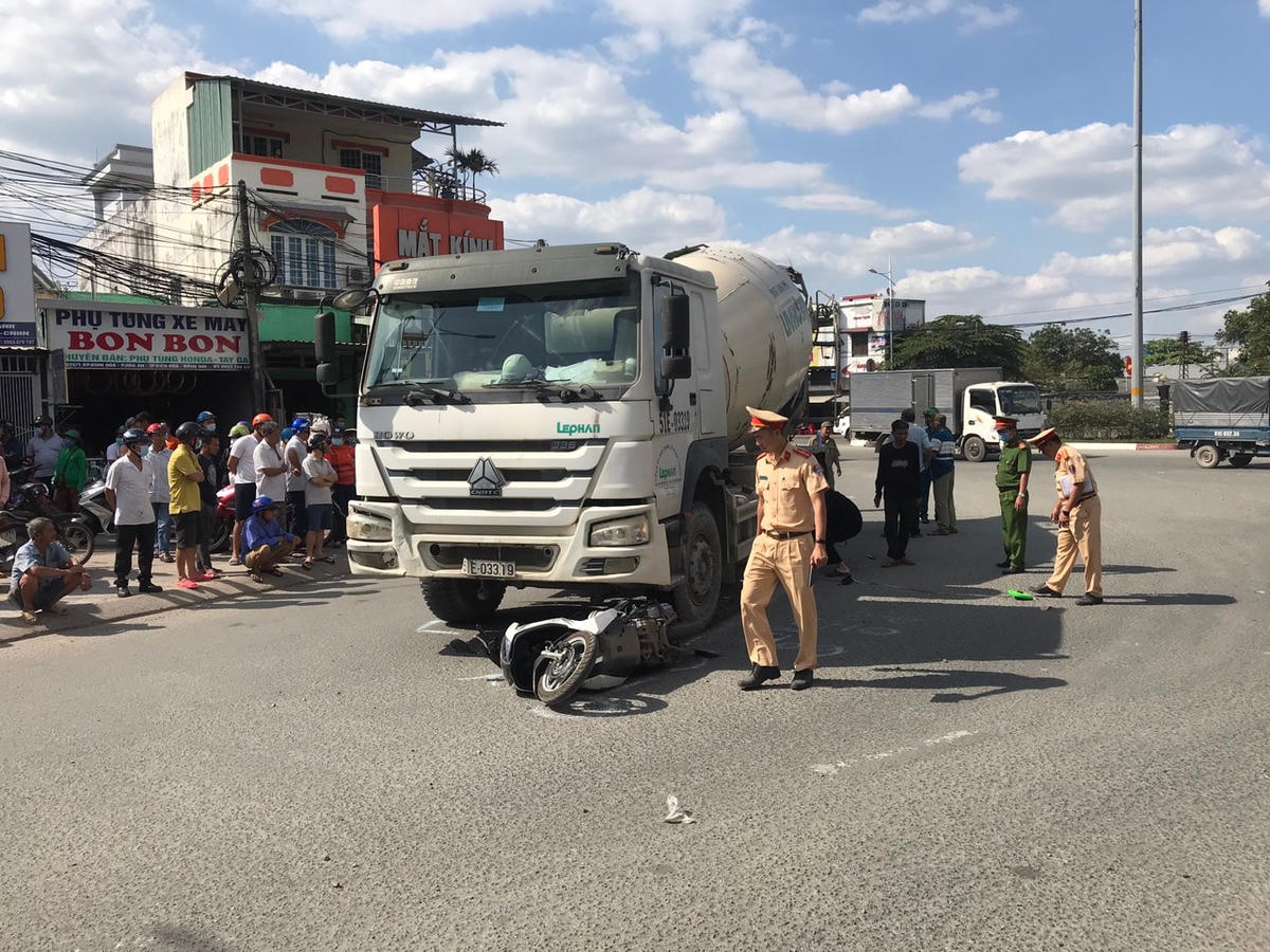CSGT khám nghiệm hiện trường. Ảnh: TL.