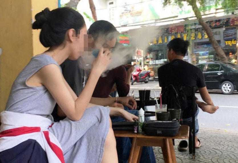 Thuốc lá điện tử được nhiều bạn trẻ sử dụng. Ảnh: Huy Đạt.