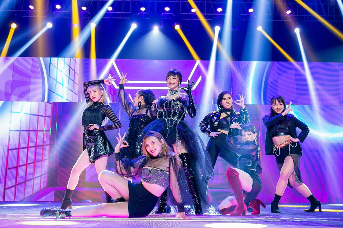 Lona hát hit của Binz, khiến Khắc Hưng bối rối vì quá xinh đẹp