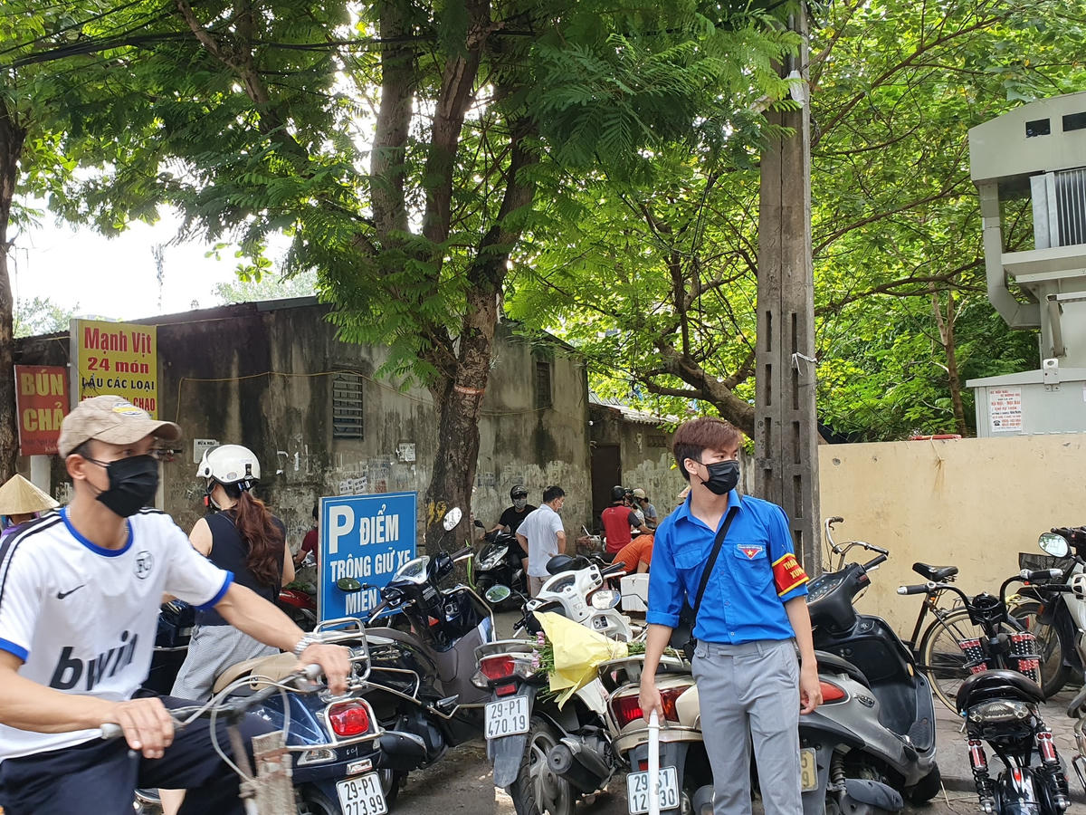 Đội ngũ sinh viên tình nguyện được huy động để đảm bảo giãn cách, nhắc nhở người dân thực hiện đúng các quy định về phòng chống dịch và phân luồng xe vào chợ...