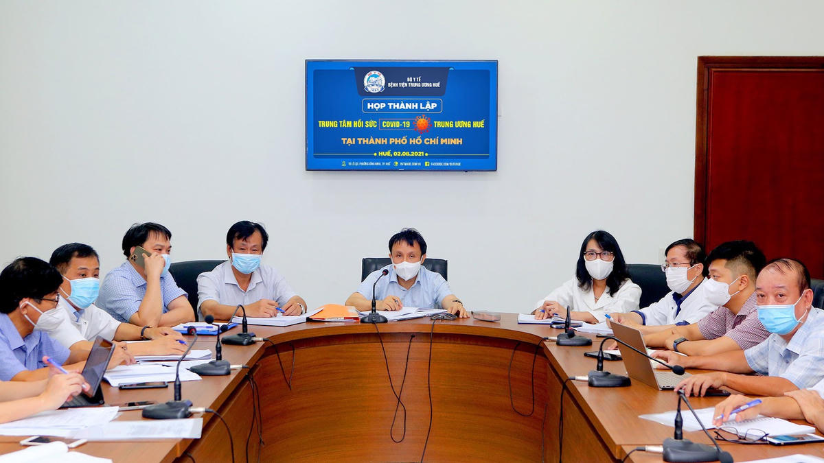 Lãnh đạo Bệnh viện Trung ương Huế họp bàn xây dựng, thiết lập Trung tâm Hồi sức Covid-19 tại TP HCM.