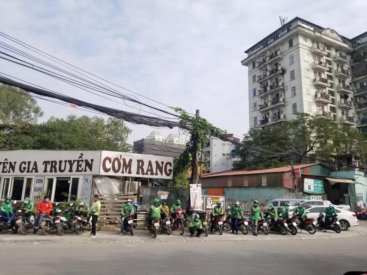 Ở một góc khác trước trụ sở chính của Grab.