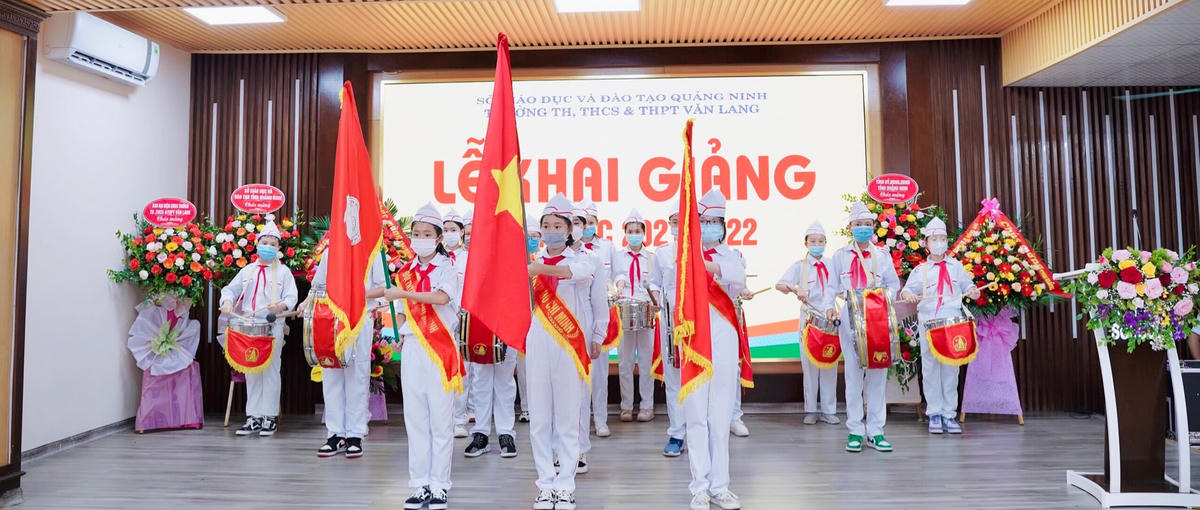 Do điều kiện thời tiết, Trường TH, THCS & THPT Văn Lang (TP Hạ Long) tổ chức lễ khai giảng trong giảng đường của trường, buổi lễ được ghi hình và phát trực tiếp đến các lớp học để học sinh toàn trường theo dõi.