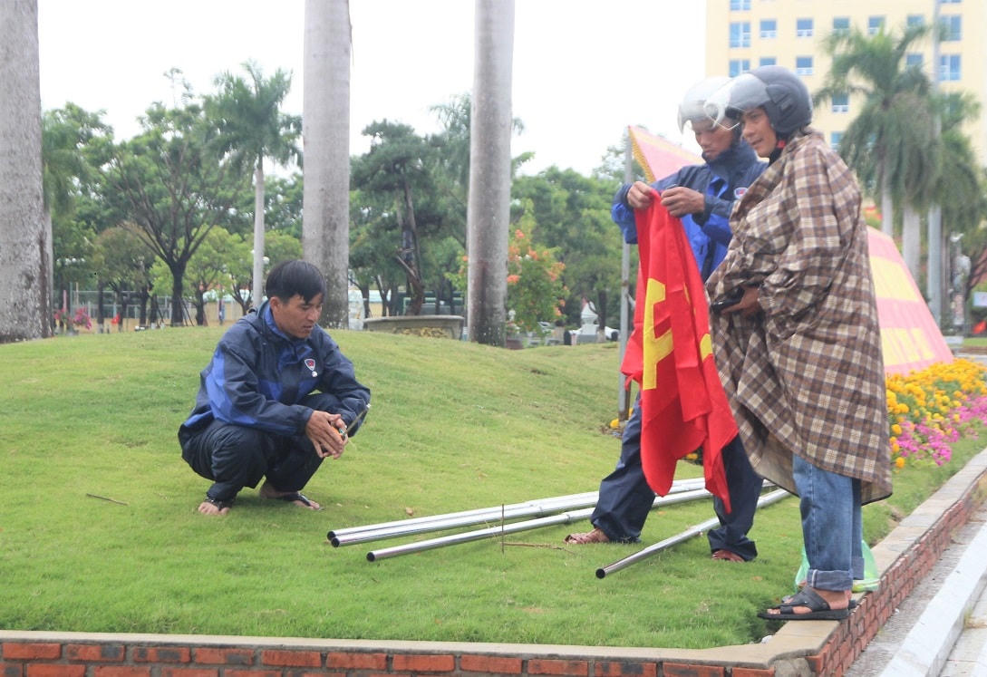 Mỗi người, mỗi việc trang trí mừng đại hội.