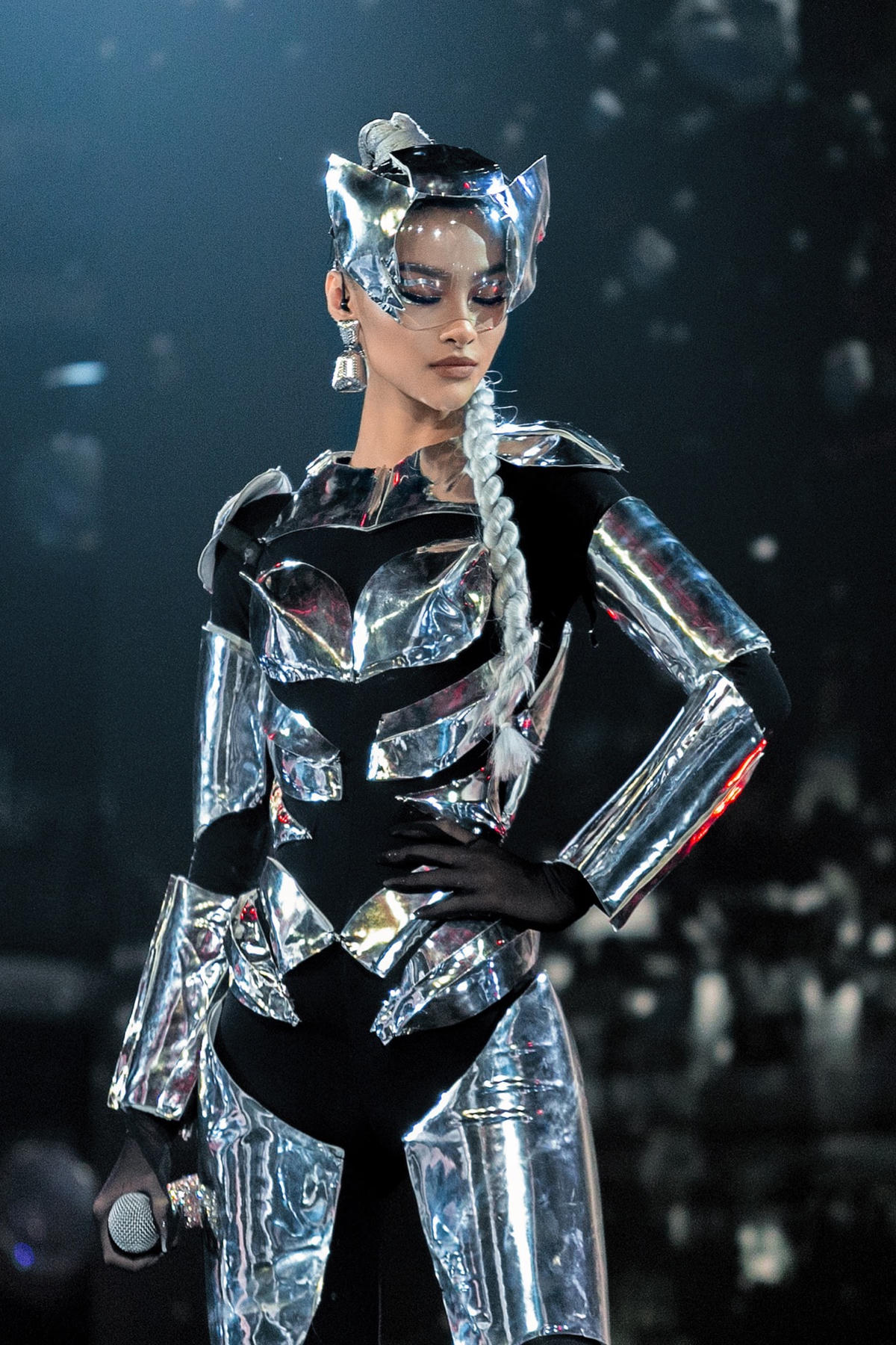 Lona luôn có những tạo hình đặc biệt tại The Heroes.