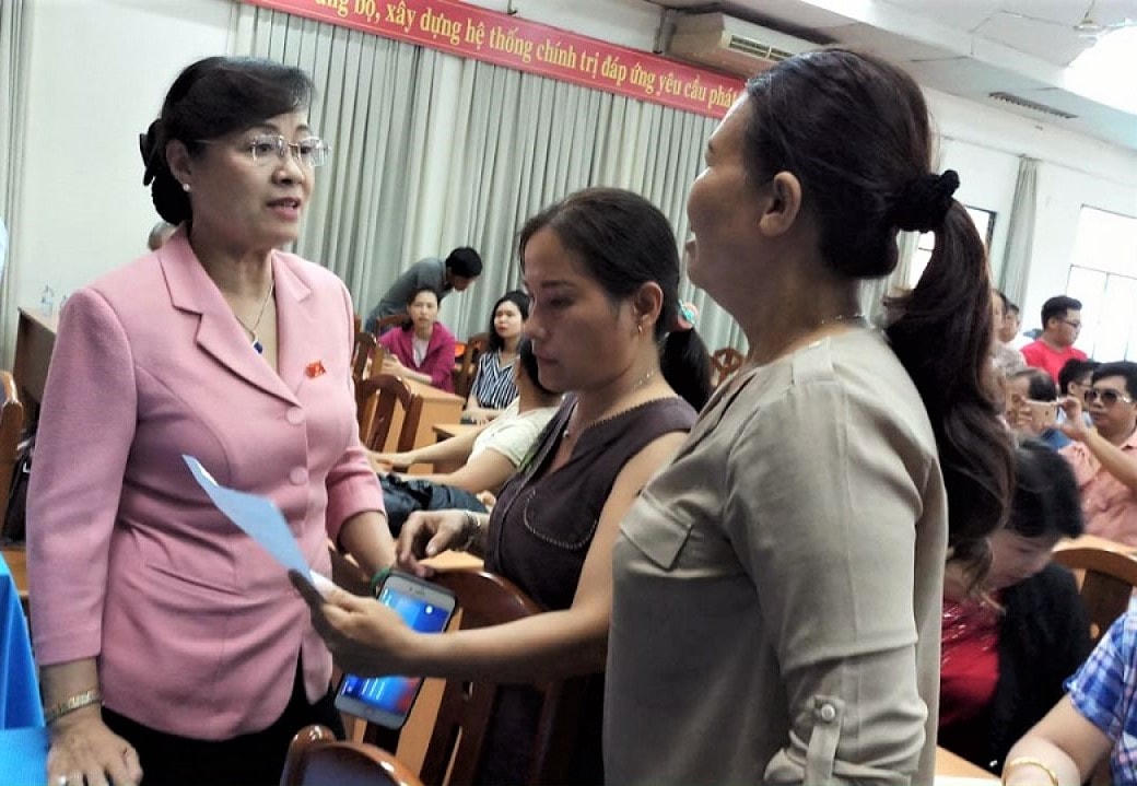 Bà Nguyễn Thị Quyết Tâm tiếp xúc với cử tri Thủ Thiêm trước khi còn là Chủ tịch HĐND TP HCM.