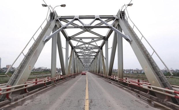 Thí điểm cấm xe hợp đồng trên 16 chỗ trên cầu Chương Dương