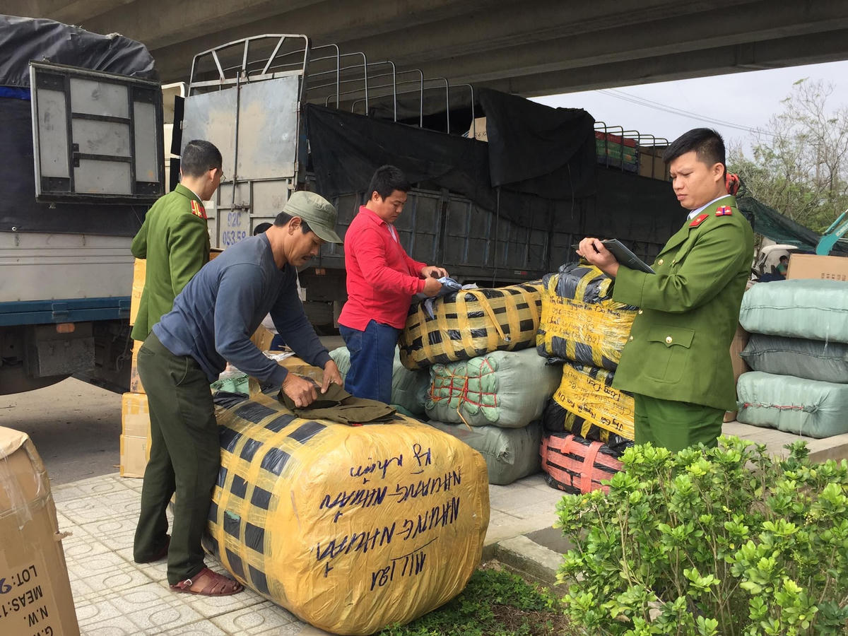 Lực lượng Công an kiểm tra hàng hóa vi phạm.