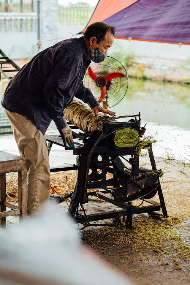 Tuy thuốc được thái bằng máy nhưng người điều khiển máy vẫn đóng vai trò quan trọng, đôi bàn tay khéo léo của người thợ giúp cho sợi thuốc đều, nhỏ và không bị đứt chỉ.