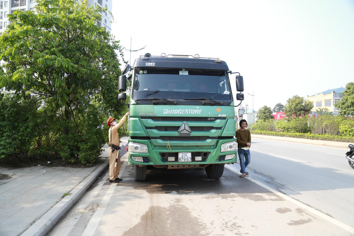 Tuy nhiên, do tài xe không xuất trình được bất cứ loại giấy tờ nào, do đó đã được lực lượng chức năng lập biên bản vi phạm hành chính, yêu cầu tài xế bổ sung các loại giấy tờ có liên quan đến trụ sở CSGT làm việc.