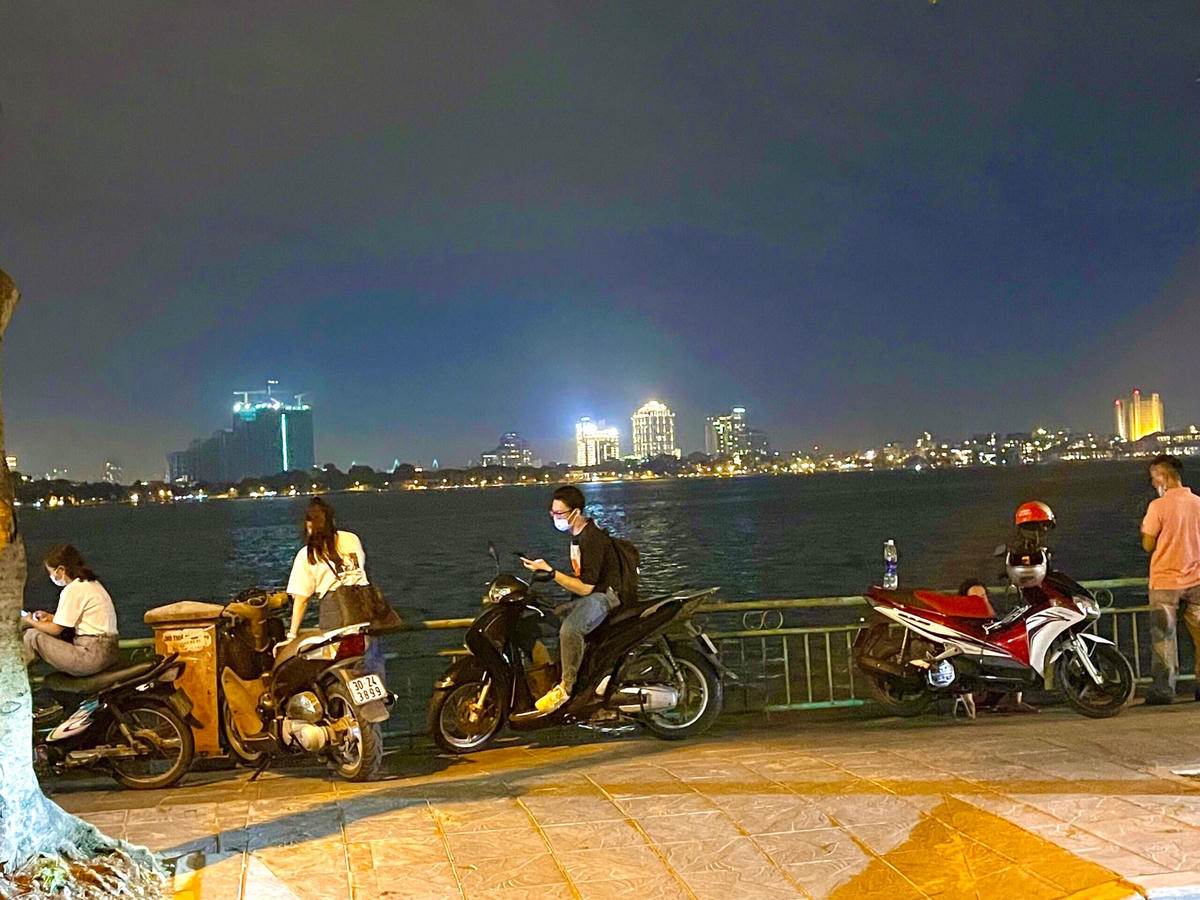 Hà Nội: Phố vẫn nhộn nhịp về đêm như chưa hề có dịch