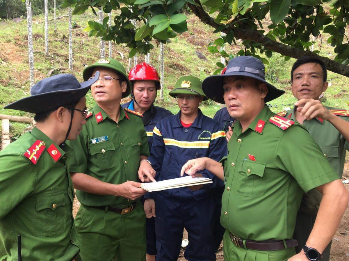 Thượng tá Hồ Song Ân có mặt tại hiện trường, chỉ đạo công tác tìm kiếm nạn nhân.
