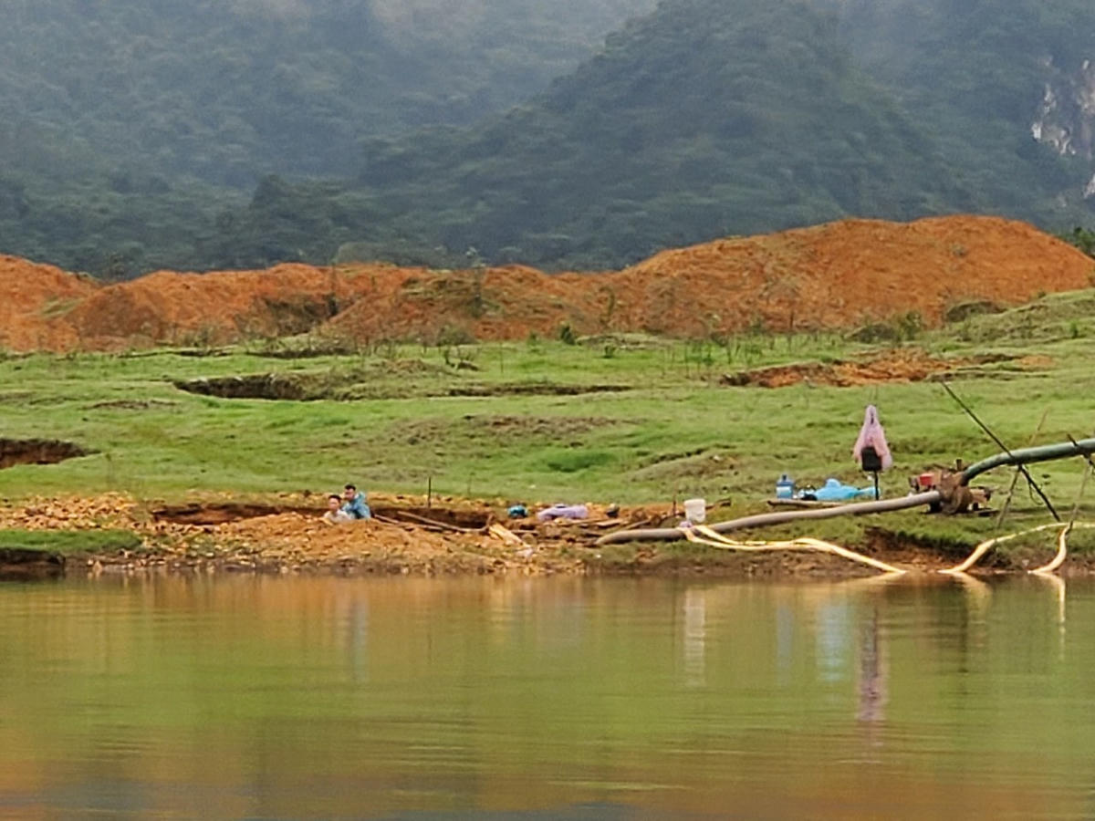 Hàng loạt tàu cùng các phương tiện 