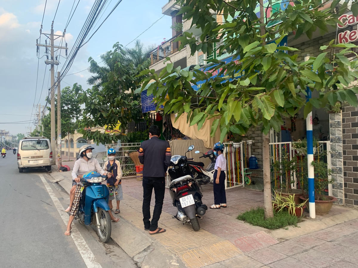 Nhiều phụ huynh ở TP Biên Hòa tất tả tìm cô giáo để gửi con sau khi nhà trường chuyển sang học trực tuyến. (Ảnh: Mạnh Thìn).