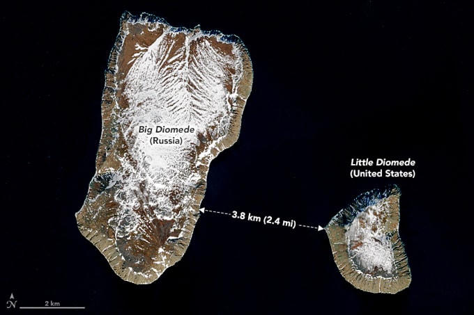 Đảo Big Diomede của Nga và Little Diomede của Mỹ cách nhau 3,8 km.  