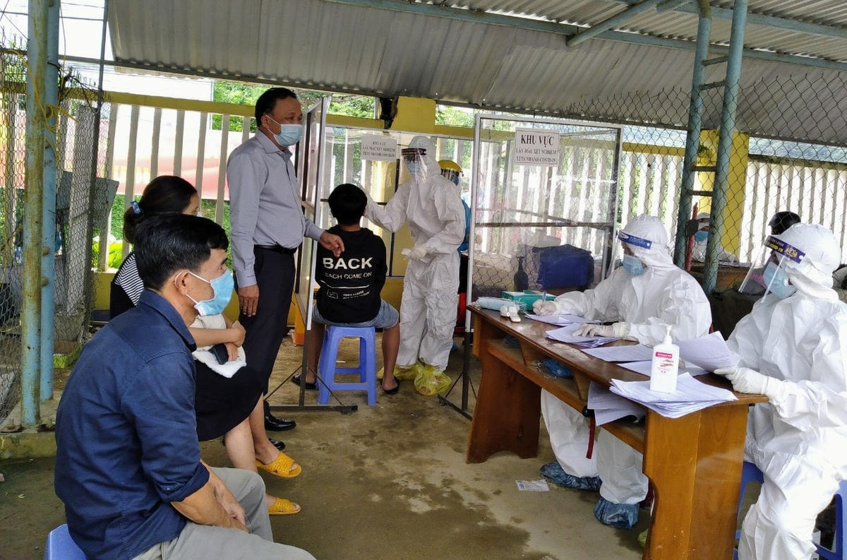 Ngành y tế Quảng Nam đang lấy mẫu xét nghiệm Covid-19.