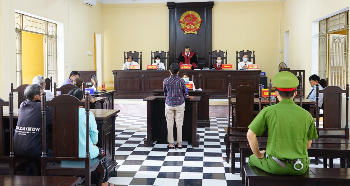 Quang cảnh buổi xét xử bị cáo Võ Thị Phương.
