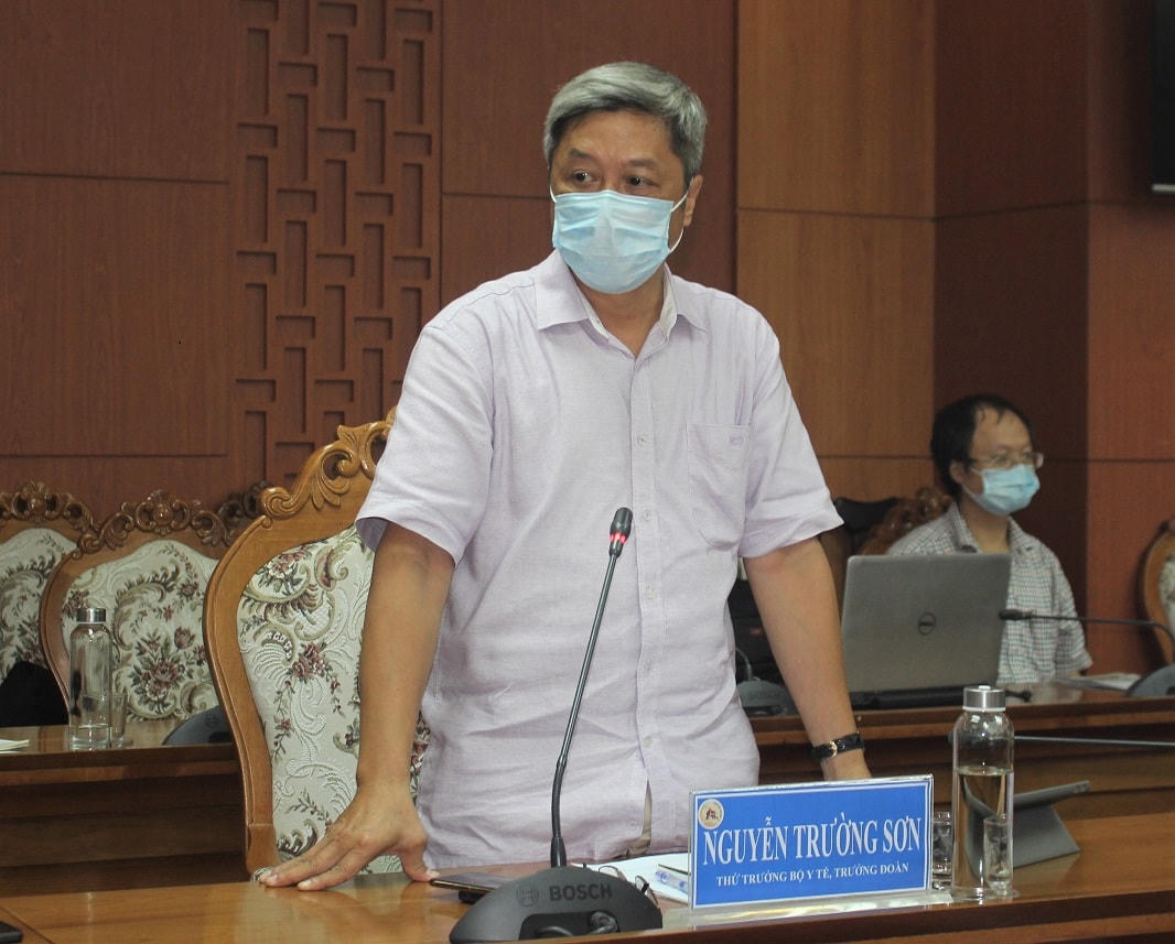 Thứ trưởng Bộ Y tế Nguyễn Trường Sơn phát biểu kết luận buổi làm việc.  