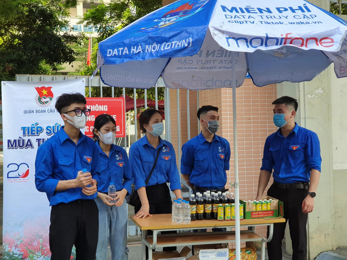 Lực lượng chức năng và thanh niên tình nguyện cũng có mặt từ sớm làm nhiệm vụ hướng dẫn thí sinh...