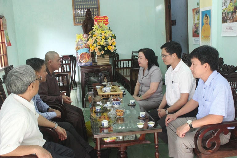 Bà Cao Thị Hòa An, Phó Bí thư Thường trực Tỉnh ủy, Chủ tịch HĐND tỉnh Phú Yên, thăm hỏi, chúc Tết Đại đức Thích Nguyên Minh.
