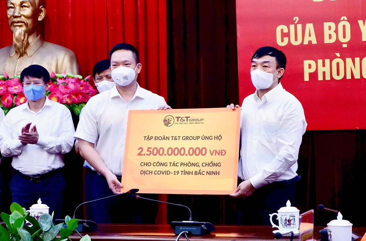 Đại diện Tập đoàn T&T Group trao ủng hộ tỉnh Bắc Ninh 500 tấn gạo và 2,5 tỷ đồng.