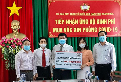 Ngân hàng Thương mai – Cổ phần Kiên Long troa tượng trưng Kinh phí hộ trợ mua vắc xin cho Uỷ ban MTTQVN tỉnh Khánh Hòa.