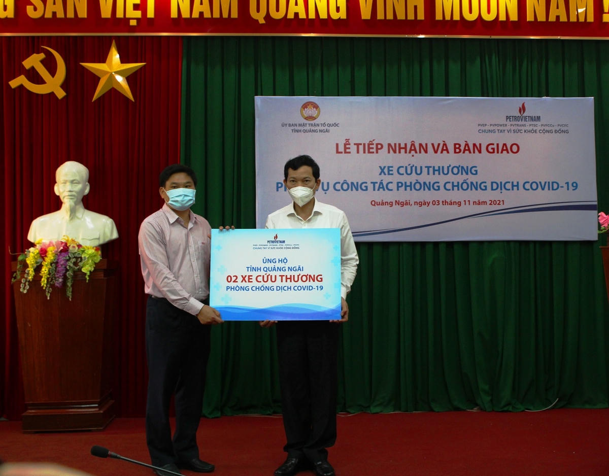 Tiếp nhận 2 xe cứu thương từ Tập đoàn dầu khí Việt Nam.