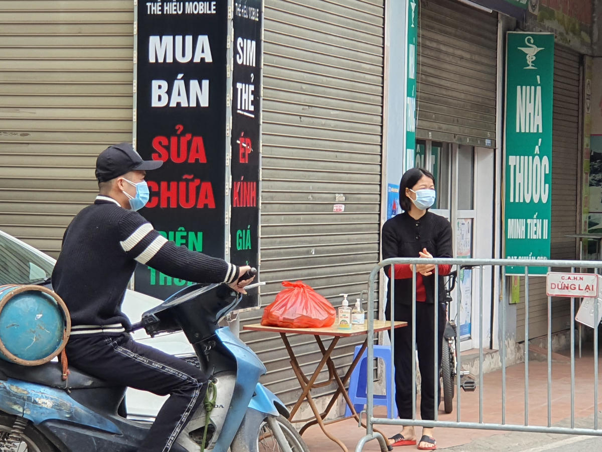 Ngõ 8 Lê Quang Đạo là nơi tiếp tế nhu yếu phẩm vào bên trong khu vực cách ly.