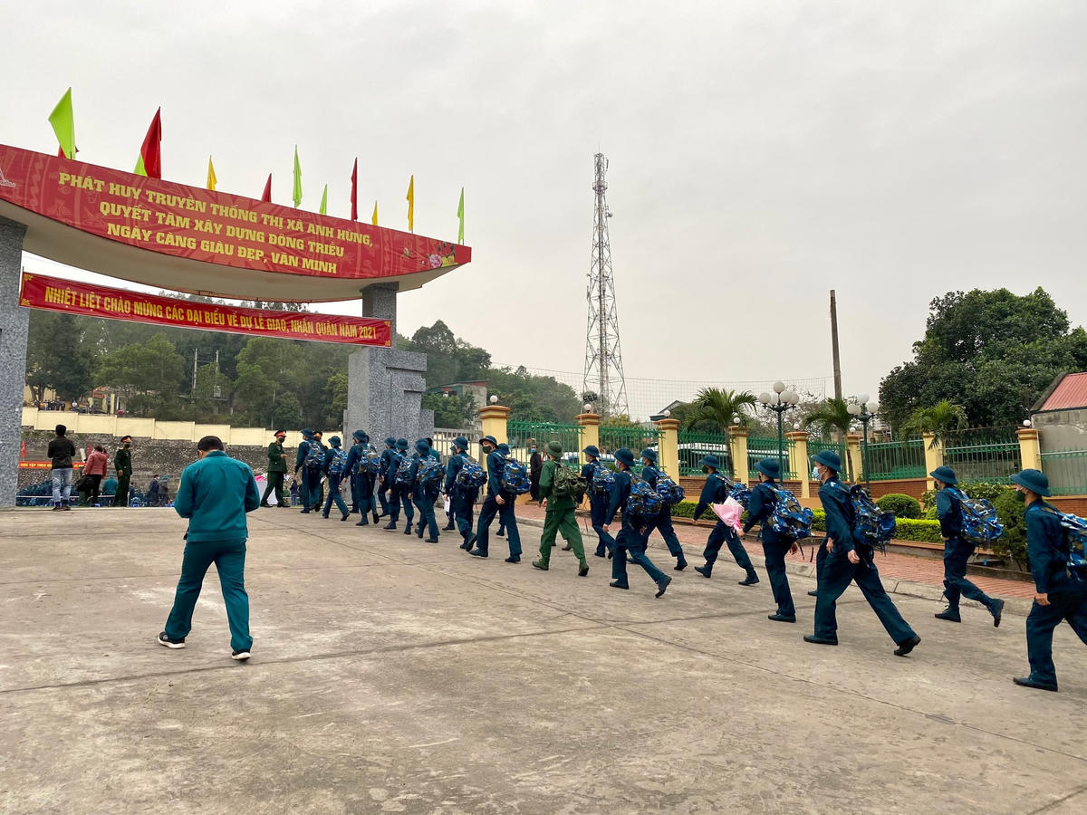 Các tân binh đến từ xã Thủy An (TX Đông Triều) dàn hàng để giữ khoảng cách an toàn 