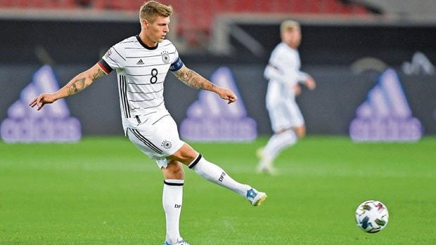 Toni Kroos mang băng đội trưởng trong trận ra sân thứ 97 cho Đức khi gặp TBN. (Ảnh: Picture Alliance).