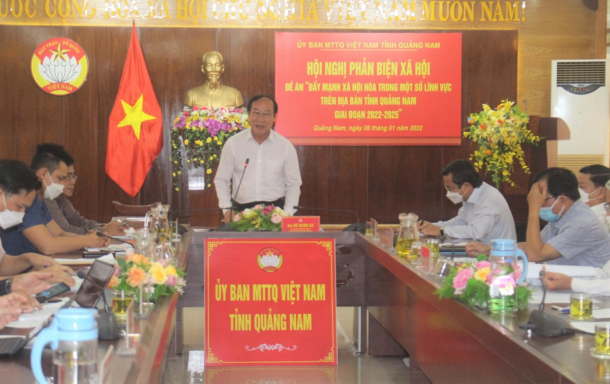 Ông Võ Xuân Ca, Chủ tịch Ủy ban MTTQ Việt Nam tỉnh Quảng Nam phát biểu tại hội nghị.