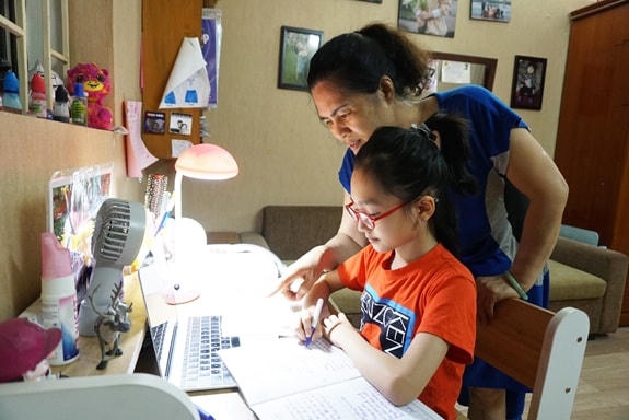 Cha mẹ cũng cần truyền đạt để con nhận thức được việc học trực tuyến trong thời điểm này hết sức quan trọng nhưng phải tuần tự theo hướng dẫn của cô.