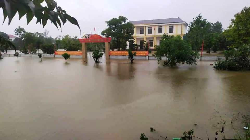 Trụ sở xã Cẩm Vĩnh cũng ngập sâu.