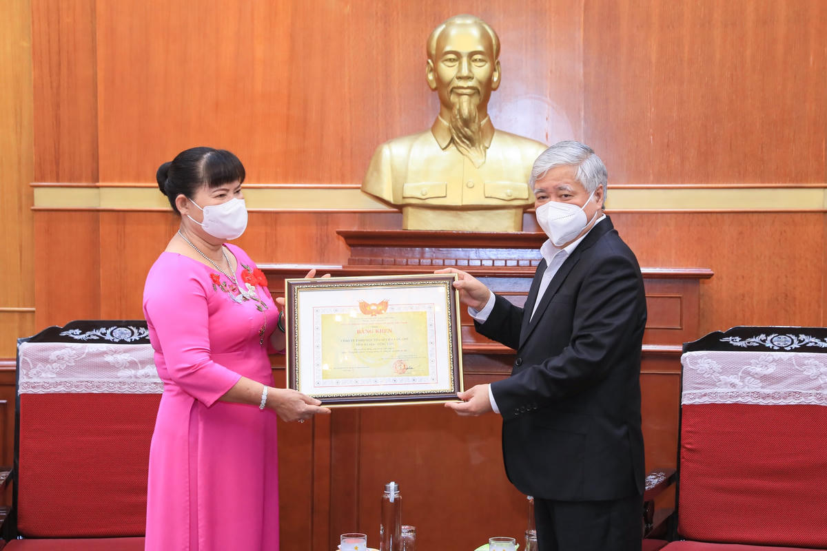 Ông Đỗ Văn Chiến, Bí thư Trung ương Đảng, Chủ tịch UBTƯ MTTQ Việt Nam trao Bằng khen của UBTƯ MTTQ Việt Nam cho bà Nguyễn Nam Phương. Ảnh Quang Vinh.