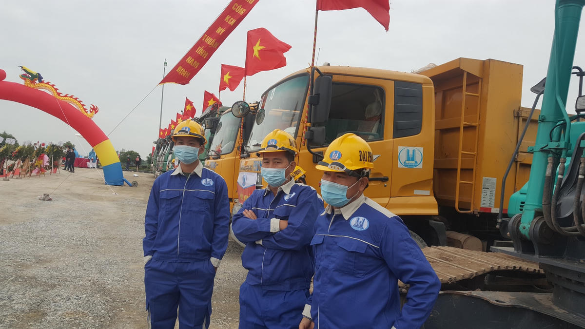 Chủ đầu tư hạ tầng Đại Phong huy động nhiều nhân lực, phương tiện trong ngày khởi công. 