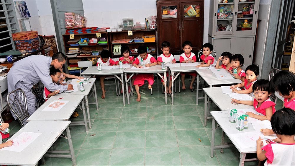 Hình 1: Giờ uống sữa tại Trung tâm mồ côi Đức Sơn, Thừa Thiên Huế trong từ chương trình Quỹ sữa Vươn cao Việt Nam.