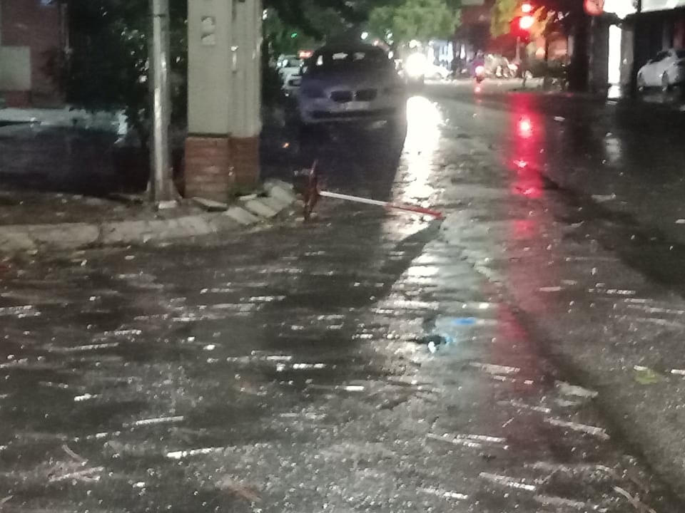 Mưa giông rất mạnh gây ngập nhiều tuyến phố, biển báo bị đổ.