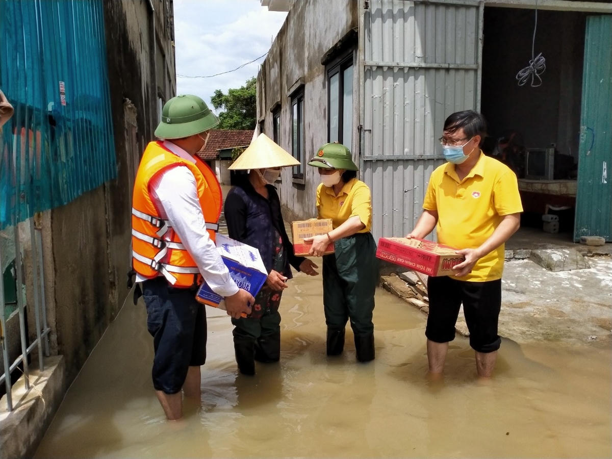 Cũng trong sáng ngày 27/9, đại diện lãnh đạo Ủy ban MTTQ huyện Quỳnh Lưu trực tiếp đi xuồng trao quà cứu trợ cho người dân vùng bị ngập sâu.