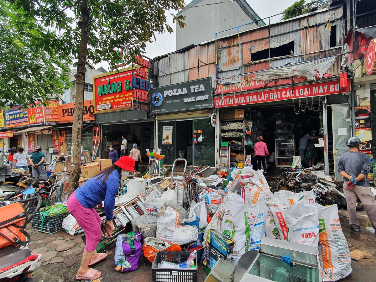 Chị Nguyễn Thị Hải, một hộ dân sống gần đó cho biết: "Vào khoảng 3h sáng, gia đình tôi bỗng nghe tiếng la hét rất lớn, hô hoán mọi người dập lửa. Đám cháy lan rất nhanh sang các ngôi nhà xung quanh".