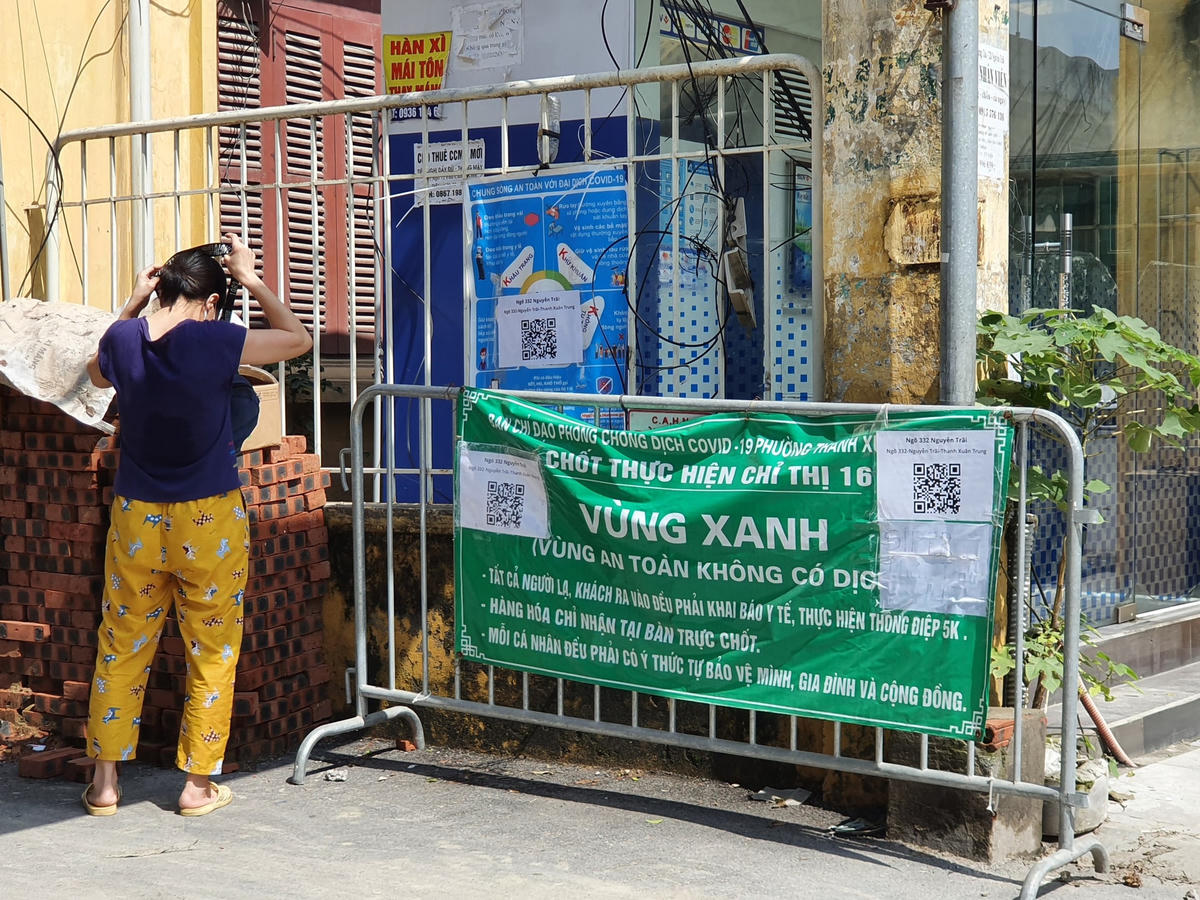 Nhiều 'lá chắn' vùng xanh vẫn hoạt động, cản trở người đi đường