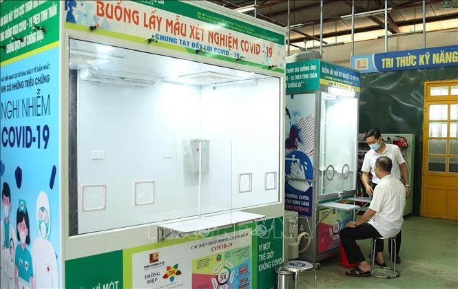 Buồng lấy mẫu xét nghiệm Covid-19 do Trường CĐ Lào Cai bàn giao cho Sở Y tế tỉnh Lào Cai để đưa vào sử dụng. Ảnh: Quốc Khánh.