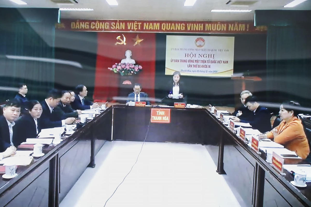 Bà Phạm Thị Thanh Thủy, Chủ tịch Ủy ban MTTQ Việt Nam tỉnh Thanh Hóa phát biểu tại Hội nghị trực tuyến. Ảnh: Quang Vinh.